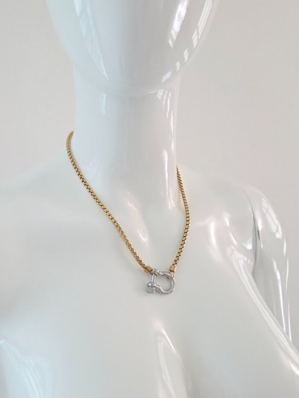 Stainless Steel Two Tone Horseshoe Shackle Clasp Box Chain Pendant Necklace - Picture 11 of 14